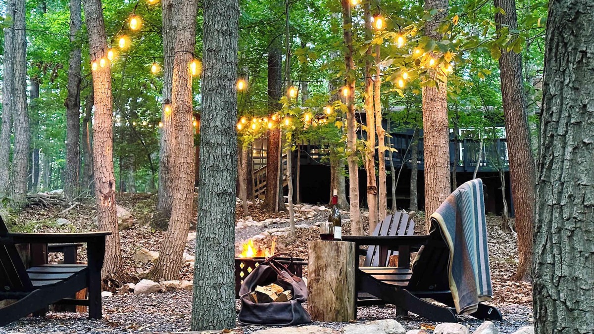 New Market Ski Chalet | Cozy & Curated w Fire Pit, Fireplace & Fast WiFi