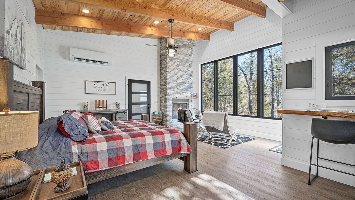 Treloar Cabin | Cozy custom-built Cabin - Lakeside