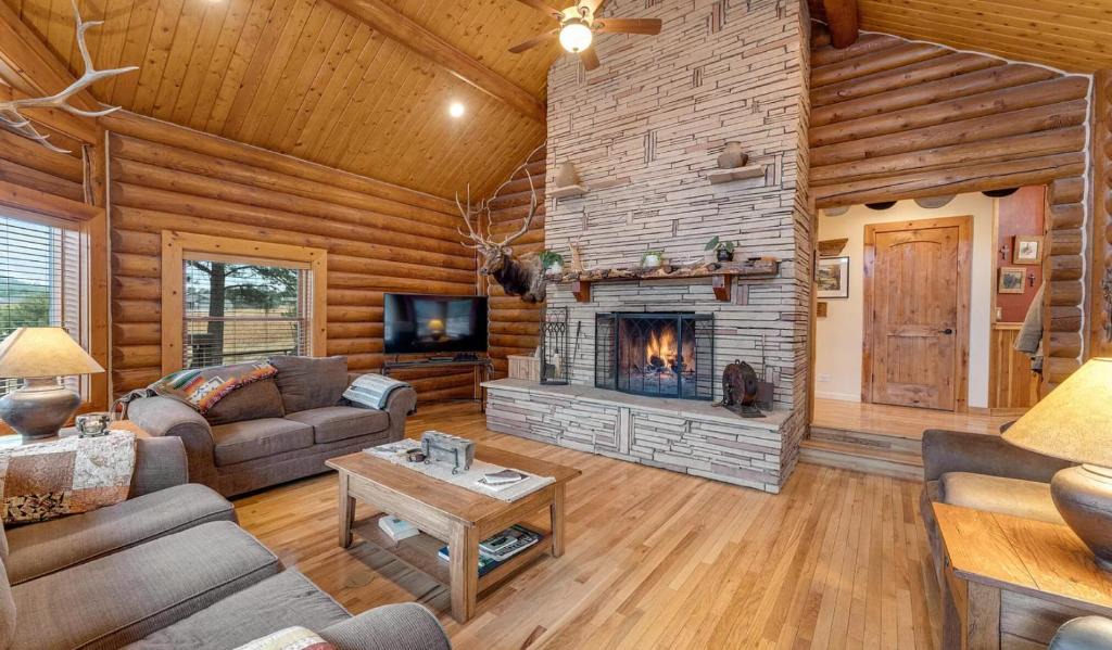 Williams House | Cozy Custom Cabin In The Pines-Williams AZ