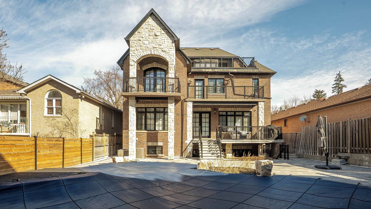 Pine Grove House | COZY CUSTOM MANSION 2 BEDROOM APARTMENT. QUIET FAMILY FRIENDLY NEIGHBORHOOD