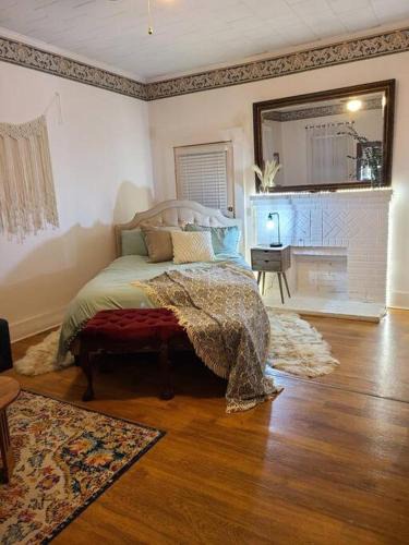Ozark Apartment | Cozy, Cute, Private Ozark Suite 5 Mins to Hospital