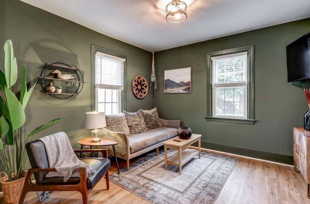 Mountville House | Cozy Dark & Moody Home New Reno 10 mins to Lanc