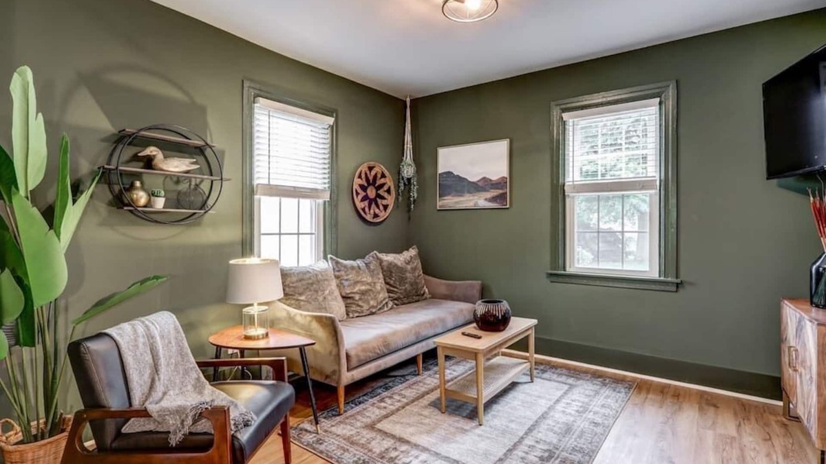 Mountville House | Cozy Dark & Moody Home, New Reno, 10 mins to Lanc!