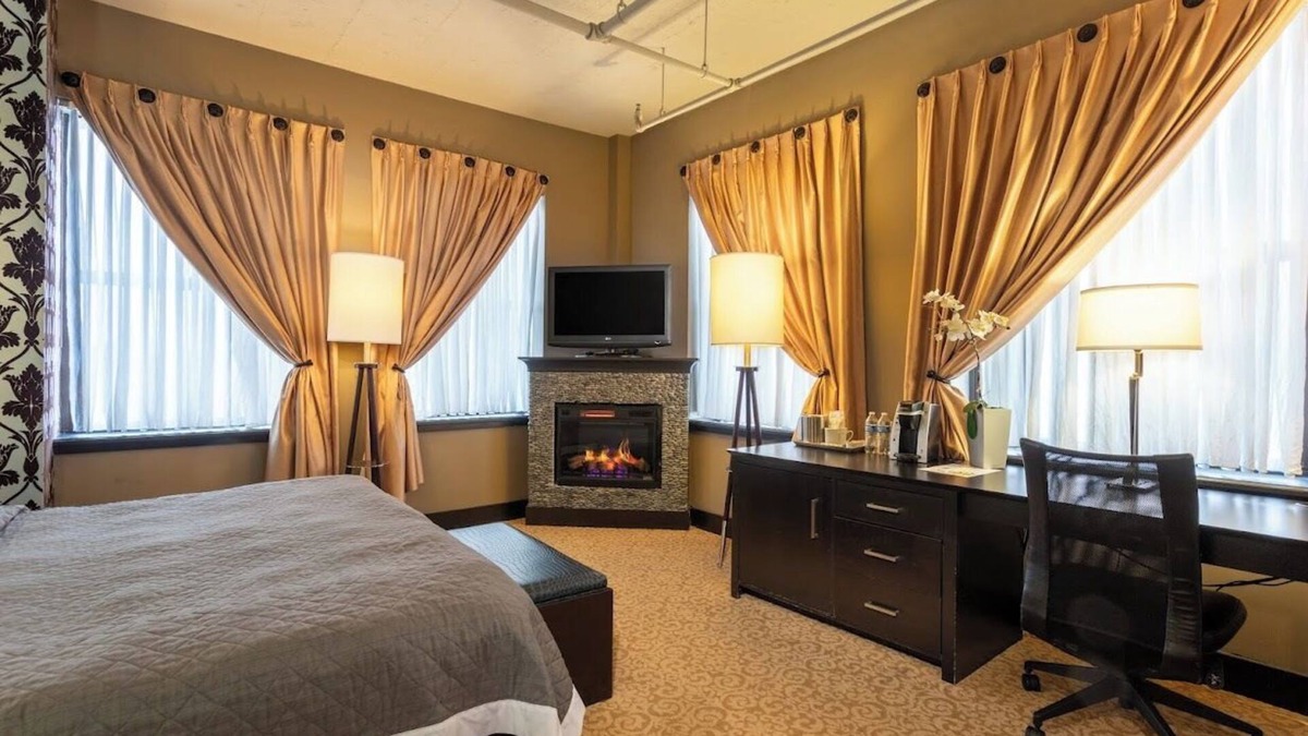 Downtown Niagara Falls Hotel | Cozy Deluxe King room in fabulous Niagara Falls with fitness center ,free WiFi