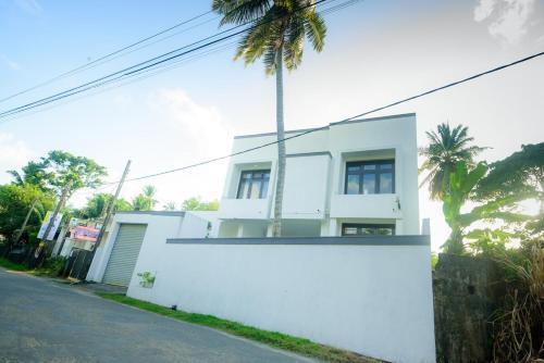 Dammakusala Mawatha House | Cozy Deluxe Room Near Ambalangoda Beach