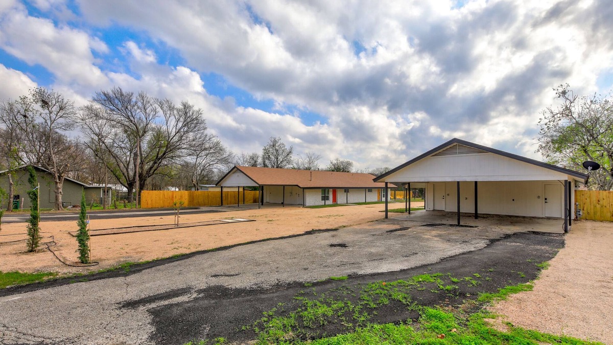 St. Edwards House | Cozy Designer Home in 1 Acre Land 5 mins to Domain