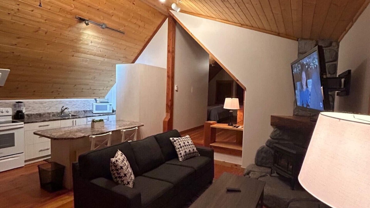 Comox Cottage | Cozy Detached Private 1 BR Carriage House in Comox