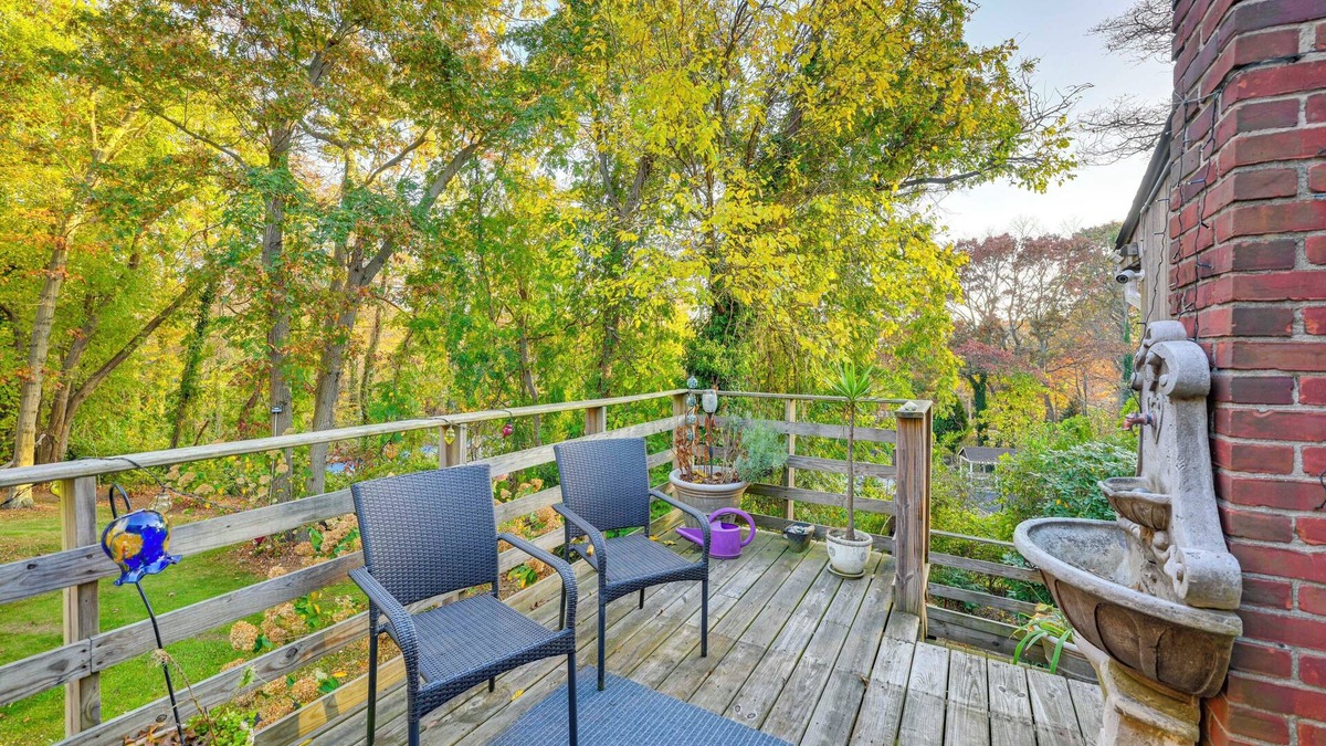 Dix Hills Apartment | Cozy Dix Hills Apt w/Deck ~ 7 Mi to Beach!