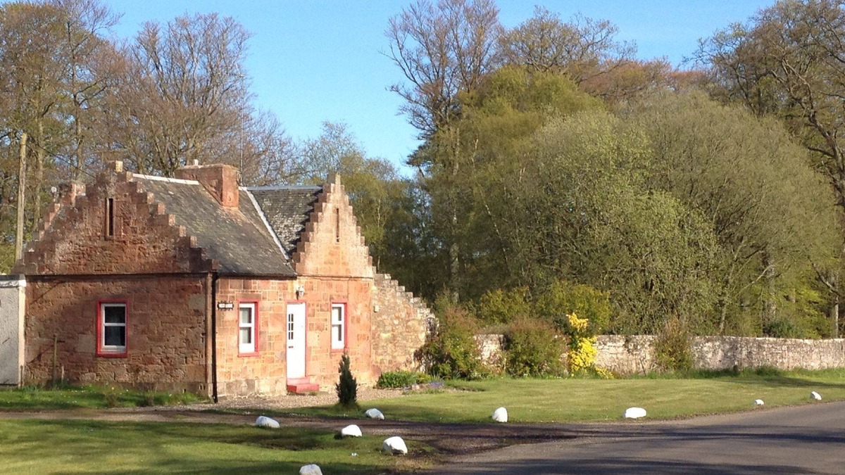 Letham Grange Cottage | Cozy, dog friendly cottage on the edge of Kinblethmont Estate near to golf and beaches