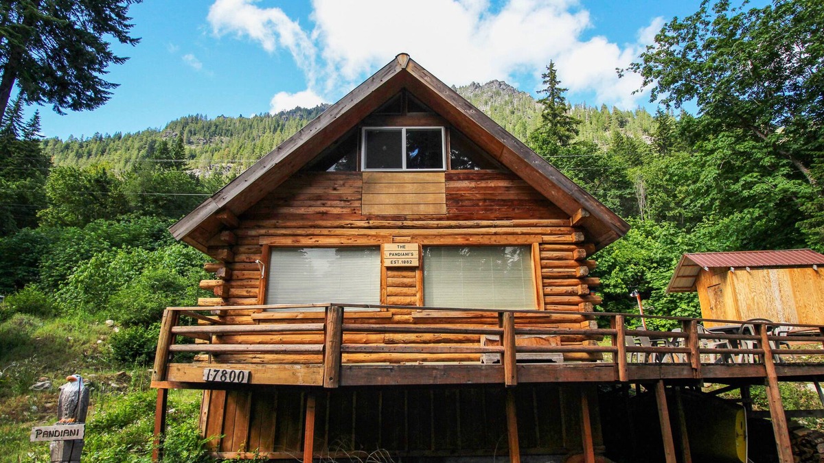 Leavenworth Cabin | Cozy, dog-friendly cabin w/a great deck, partial lake views, & beach access