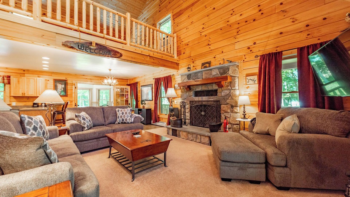 Oakland House | Cozy Dog Friendly Cabin Near State Park w/Hot Tub