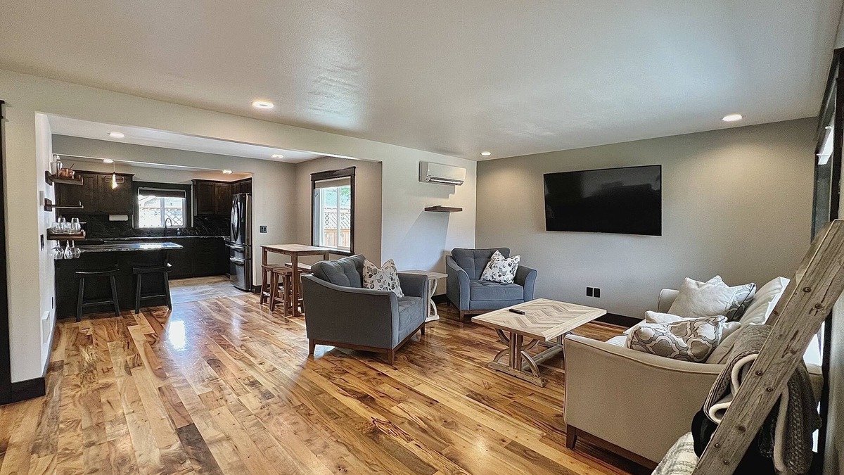 North Bend House | Cozy Dog Friendly Home w/Parking in the Back