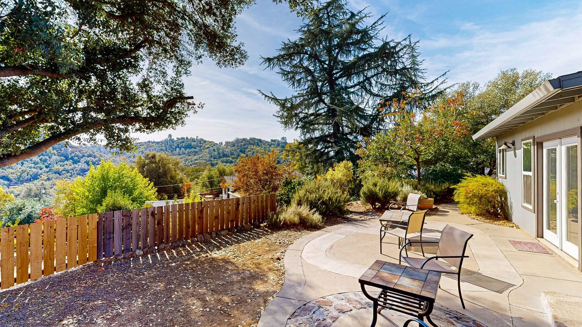 Jamestown House | Cozy dog friendly home, perfect retreat for outdoor activities