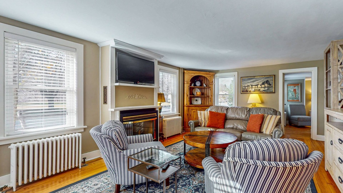 Dorset House | Cozy dog-friendly home, fenced yard, gas fireplace, BBQ, wifi, partial a/c, w/d