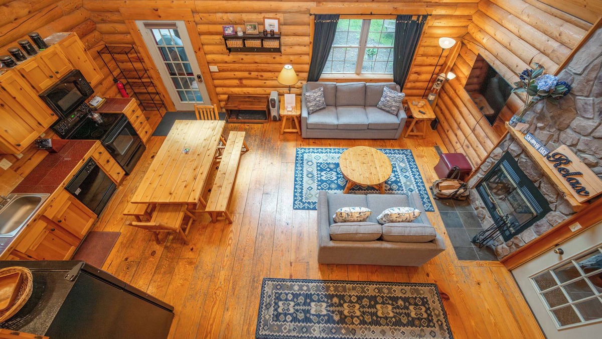 Thayerville Cabin | Cozy Dog Friendly Log Cabin w/Hot Tub & Fireplace