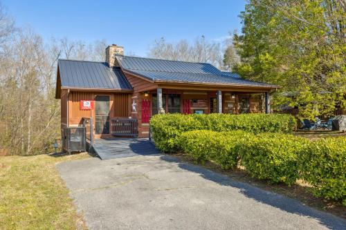 Sevierville House | Cozy Dog Friendly Lovey Bear Cabin with Hot Tub Fireplace Across from Soaky Mountain Water Park