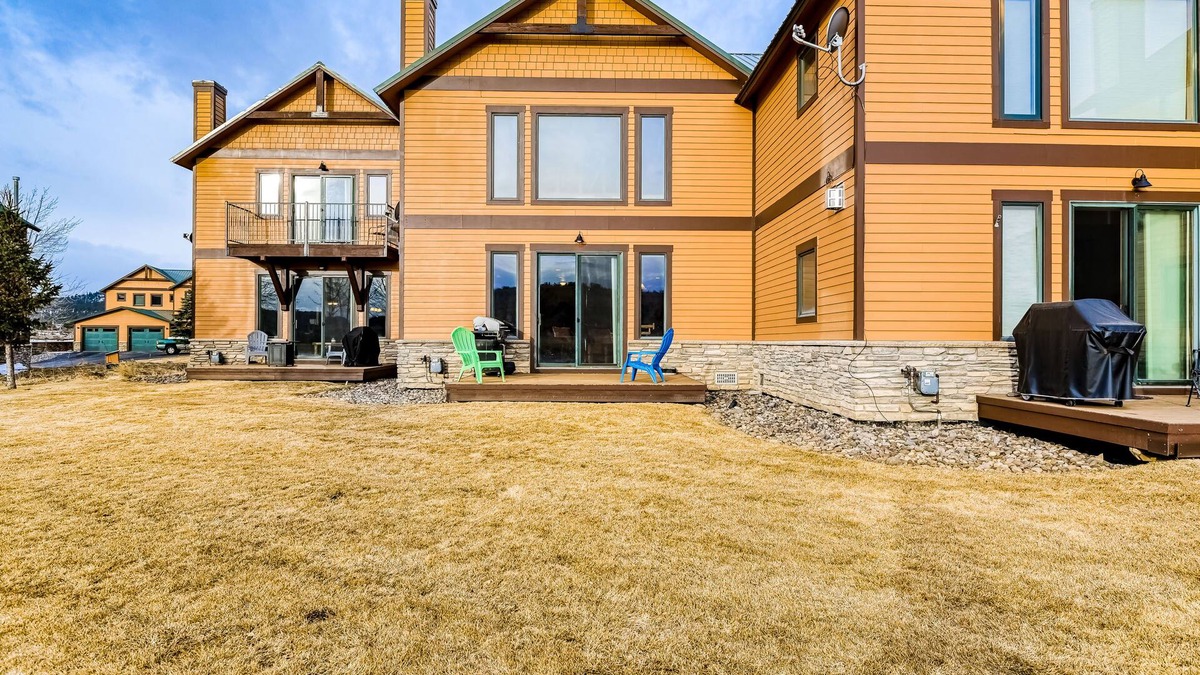 South Fork House | Cozy Dog-Friendly Retreat w/Gas Fireplace, W/D, Furnished Patio