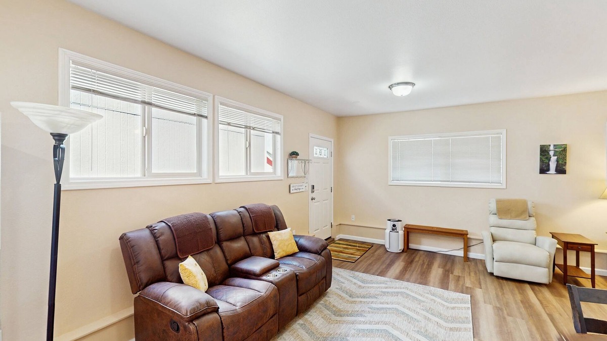 Coburg Apartment | Cozy dog-friendly studio, fast WIFI, A/C and in-unit washer & dryer