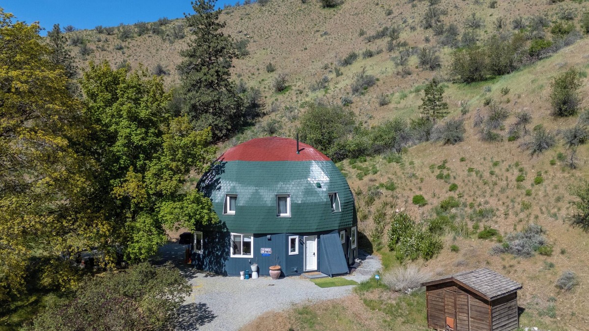 Chelan House | Cozy Dome Home- 3-Bed Retreat 9 Min Drive to Lake AC WiFi Free Parking