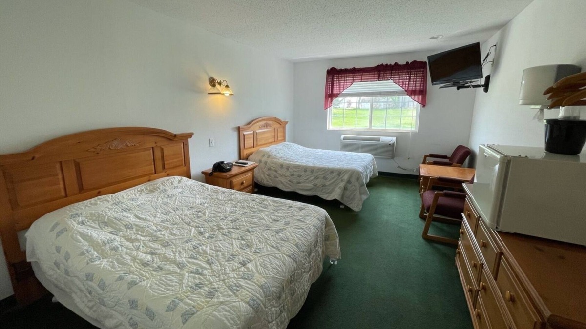 Red Bud Bed & Breakfast | Cozy Double Full Basic Room with Free Parking!