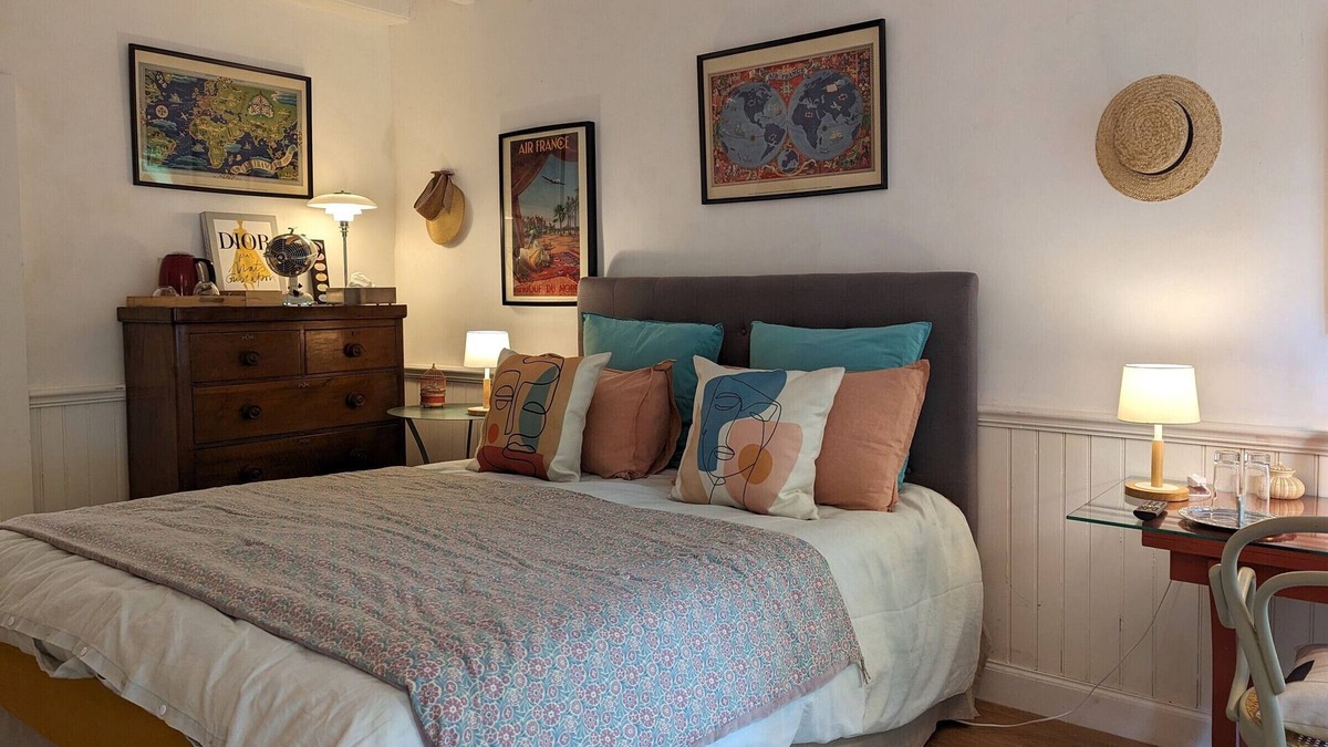 Presnoy Bed & Breakfast | Cozy double room with garden access, WiFi, and pets allowed