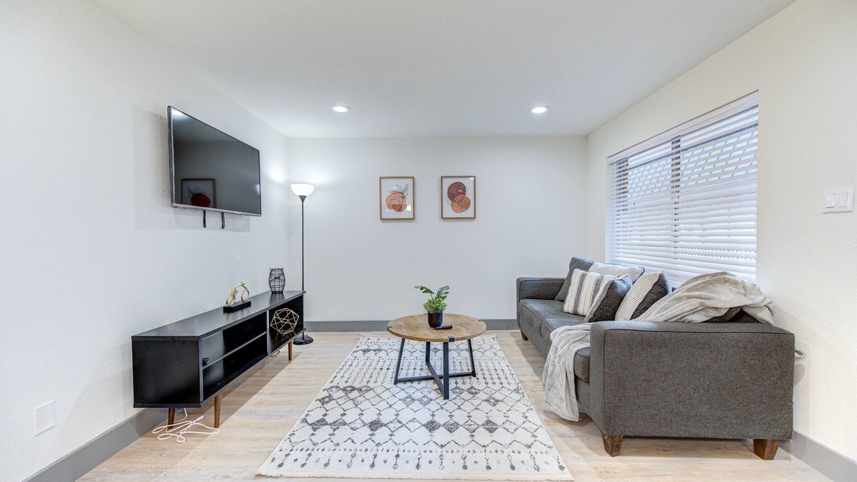 Montrose Apartment | Cozy Downtown Apt/Wi-Fi/PetsOK!