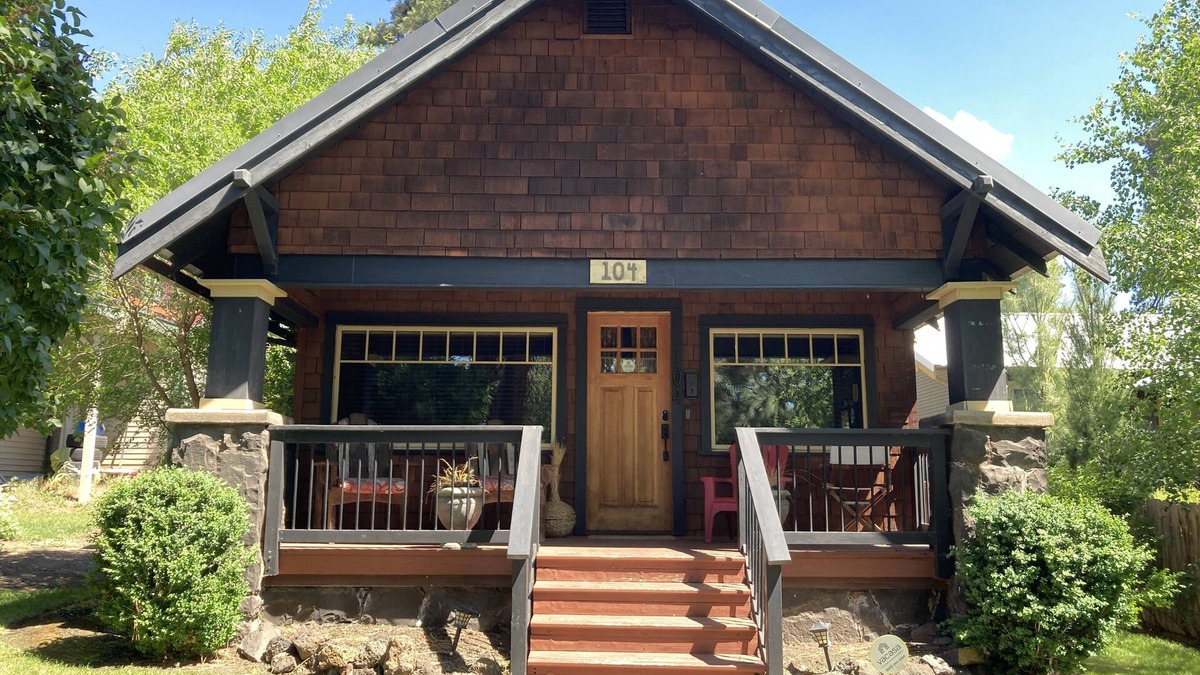 Old Bend Cottage | Cozy Downtown Craftsman with firepit, yard, & covered porch - walk to breweries