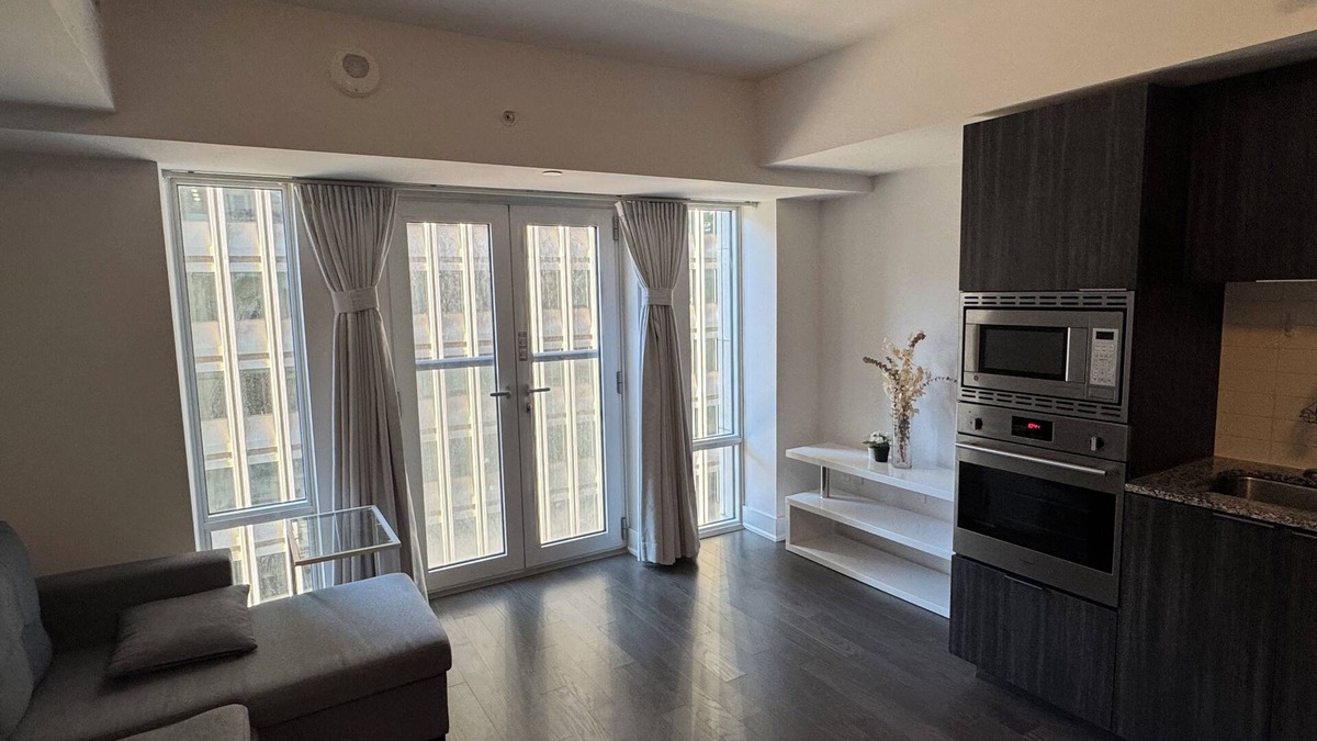 Bay Cloverhill Condo | Cozy Downtown Escape: Near Subway, UofT, Financial Districts.