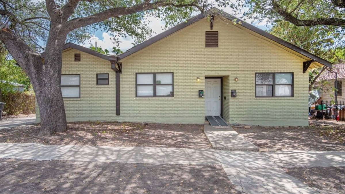 Nevada Street Apartment | Cozy Downtown Guest House 2BR/1BA Sleeps 8