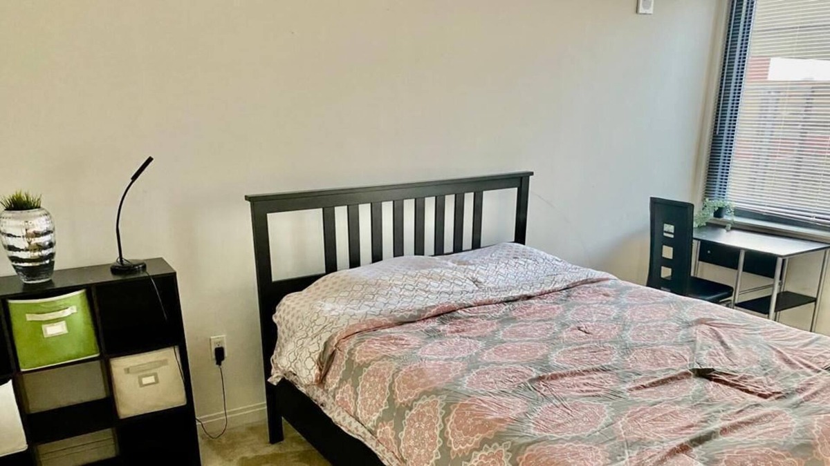 Downtown Apartment | Cozy downtown silver spring self-contained room,with wifi,work station,gym&pool