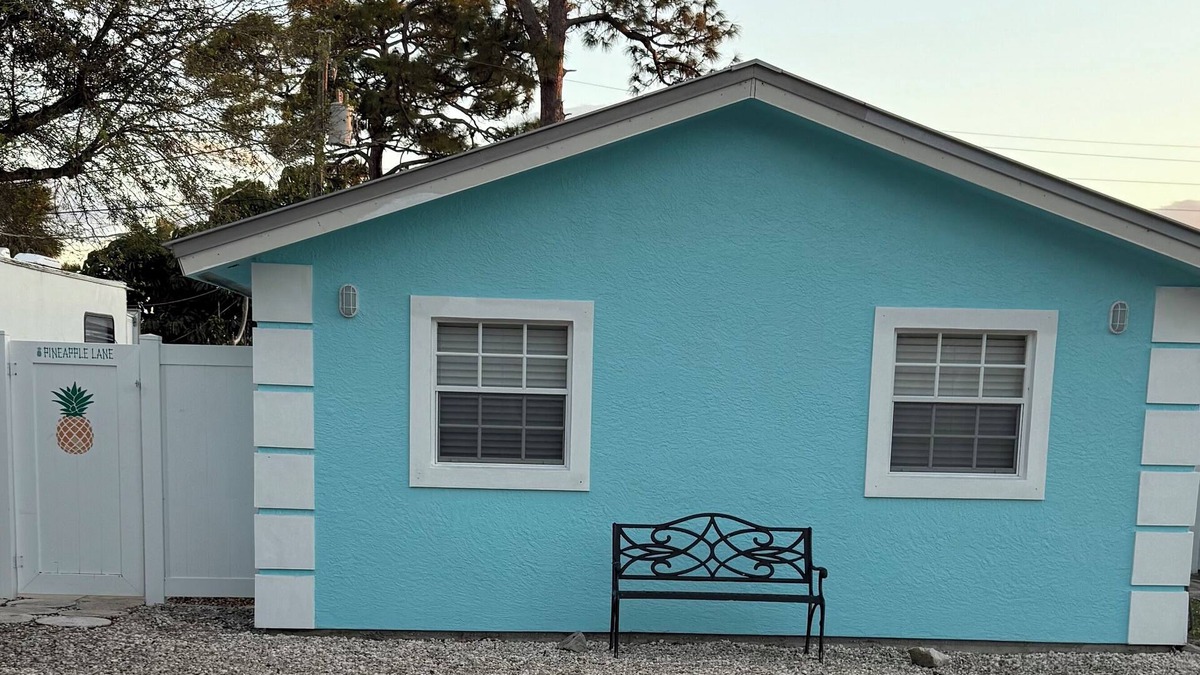 Stuart Apartment | Cozy Downtown Stuart Cottage. Bring your boat 1.3m from ramps beaches & downtown
