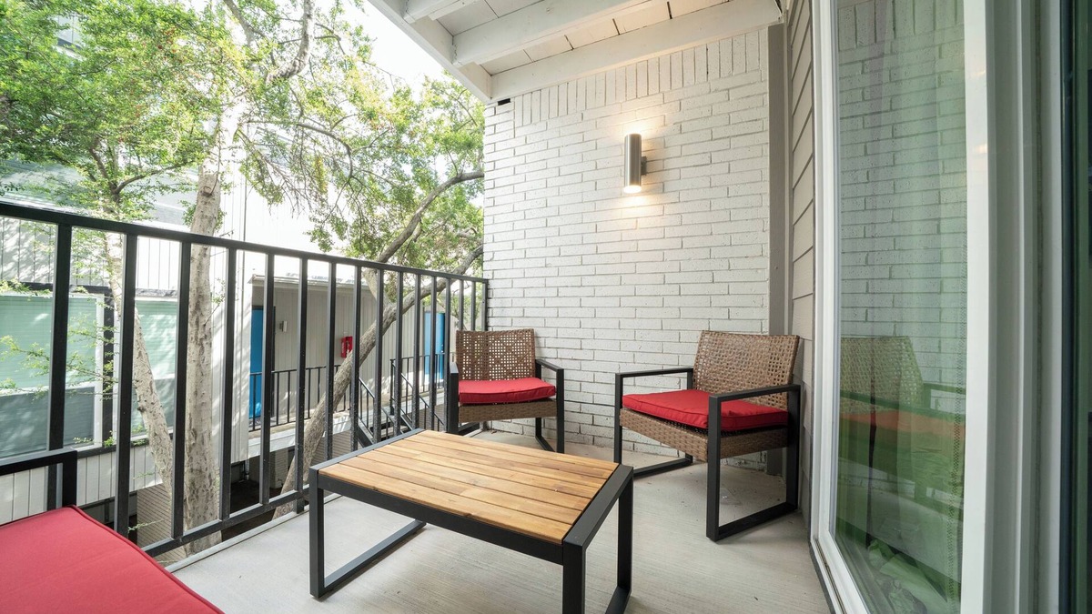 Oak Lawn Apartment | Cozy DT Dallas 1 Bed Room Patio, Pool , Medical Dist, Bishop Arts, Free Parking