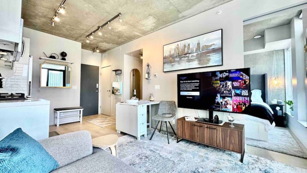 Connaught Apartment | Cozy DT Fantastic Amenities View Private Parking