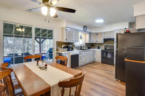 DuBois House | Cozy DuBois Home with Deck about 8 Mi to Treasure Lake!
