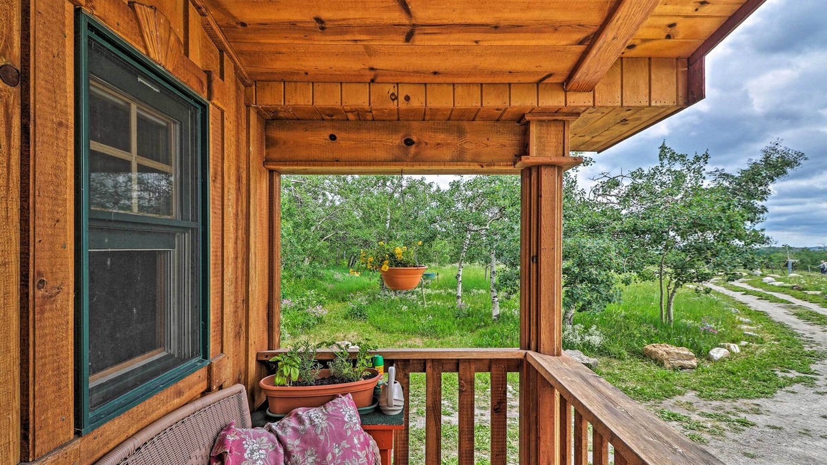 Babb Cabin | Cozy Duck Lake Cabin Near Glacier Nat’l Park!