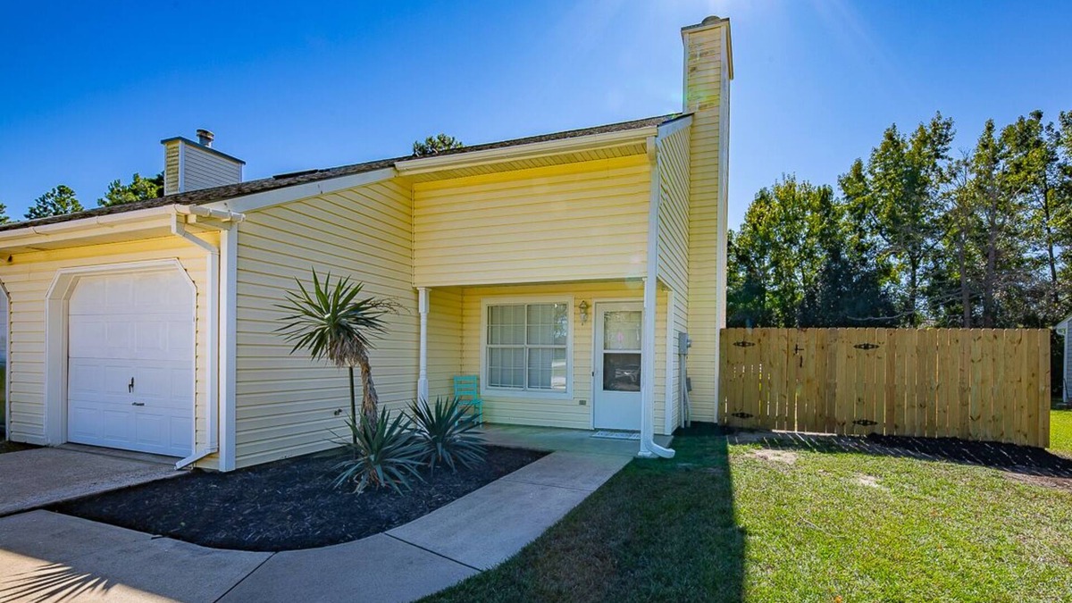 Marine Corps Air Station Cherry Point House | Cozy duplex. 30 minutes to beach or New Bern/5 minutes from MCAS Cherry Point.