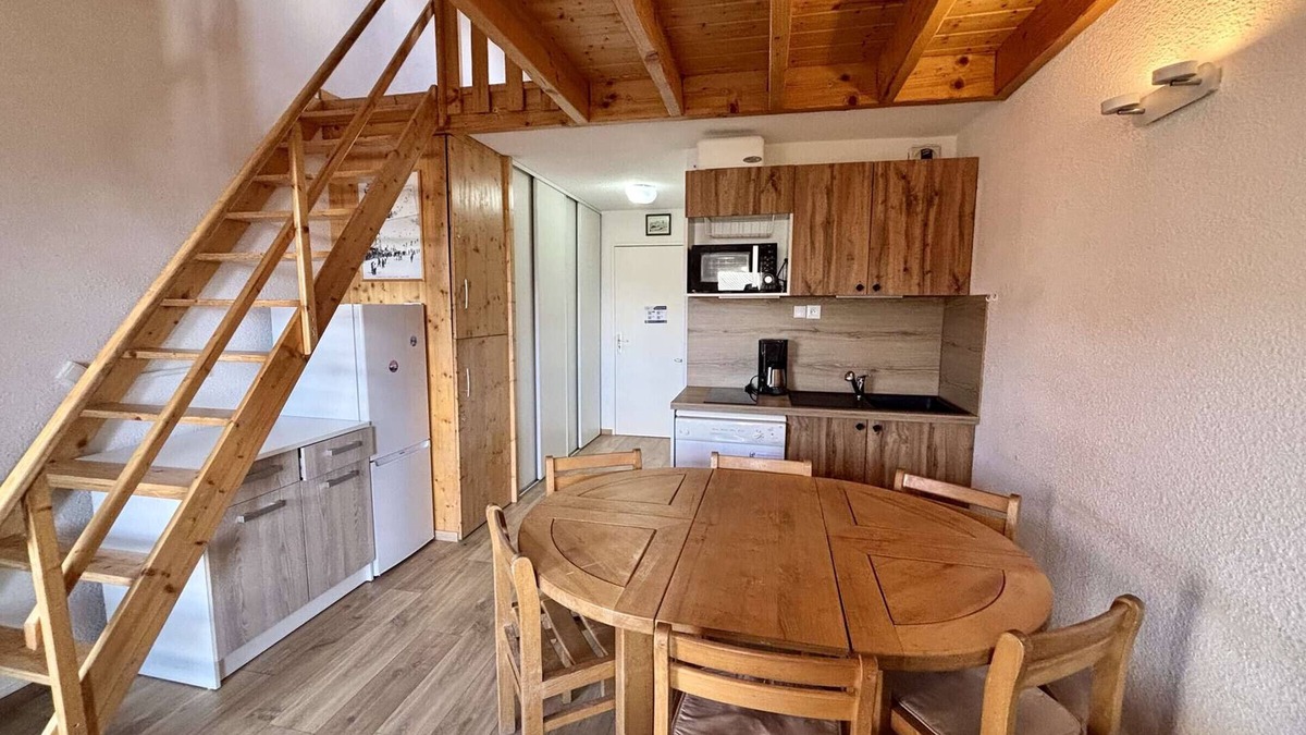 Eclose-Ouest Apartment | Cozy Duplex for 6 with Mezzanine and Balcony in Alpe d'Huez