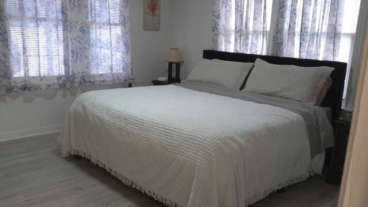 Irving House | Cozy Duplex in Downtown Irving