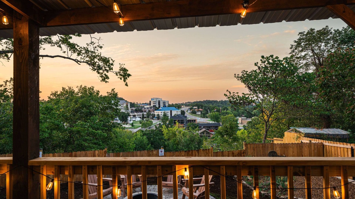 Downtown Branson House | Cozy Dwntwn Branson Boho Bungalow. Deck-Firepit Area. B-Landing & Hspital 3-min.