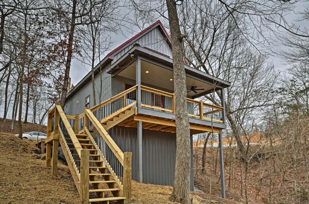 East Bernstadt House | Cozy East Bernstadt Cabin with Porch and Fishing Lake!
