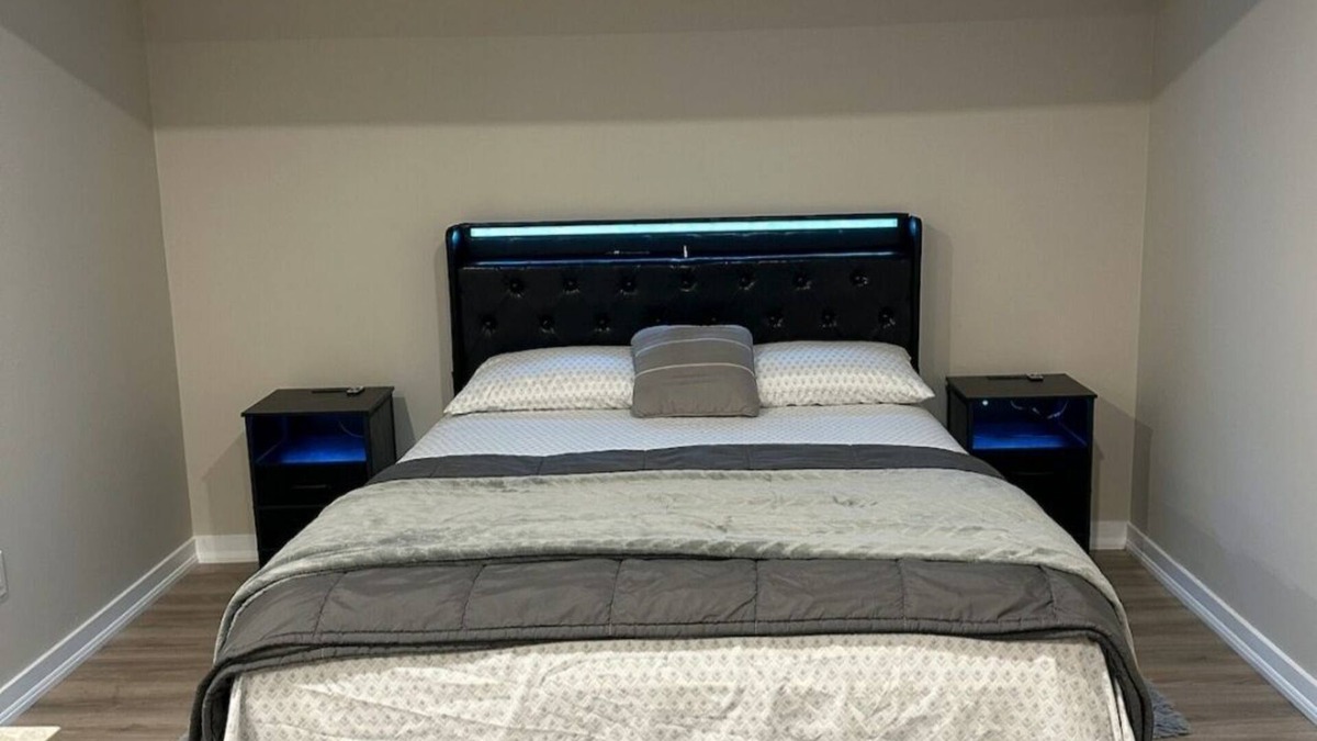 Brampton House | Cozy Elegant 1 Bedroom Premium Suite Entire Place WiFi, AC in peaceful Brampton
