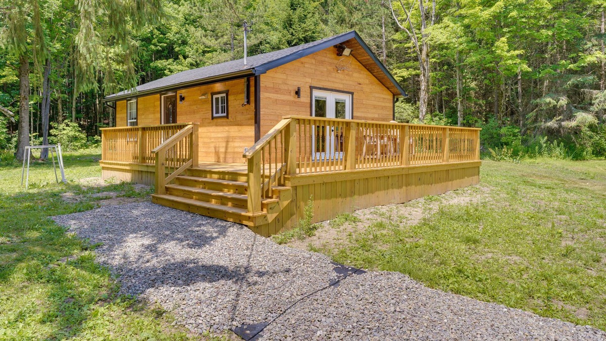 Ellicottville Cottage | Cozy Ellicottville Cabin w/Water Views - Near Ski