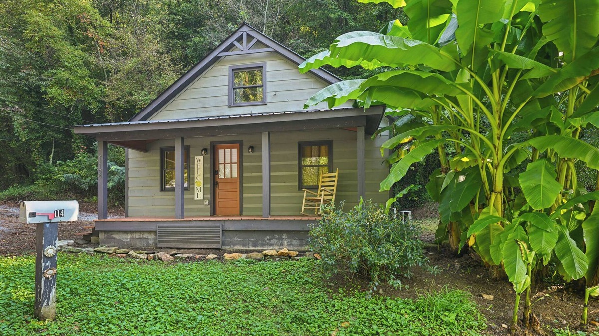 Ellijay Cabin | Cozy Ellijay A-Frame Feel 2BR/2BA Fireplace, Games, Porch & Fire Pit