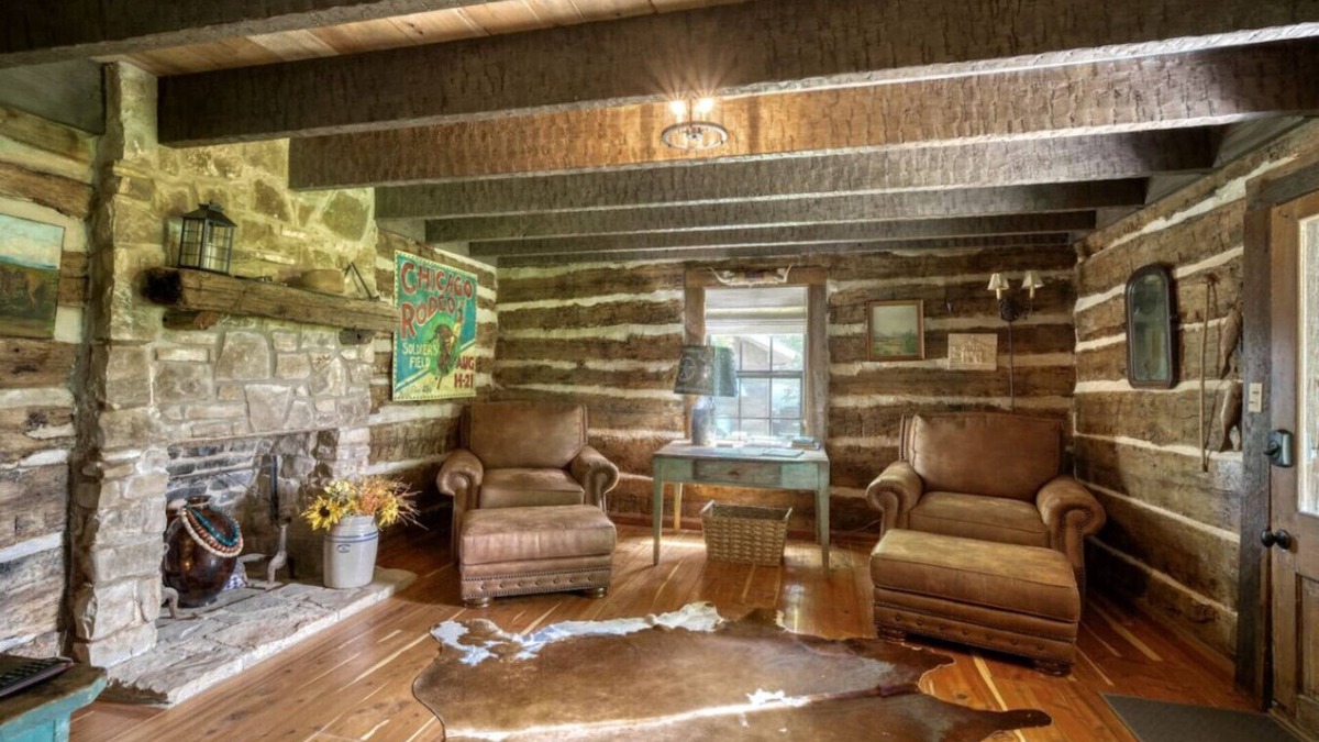 Round Top Cabin | Cozy & enchanting historical cabin in Round Top!