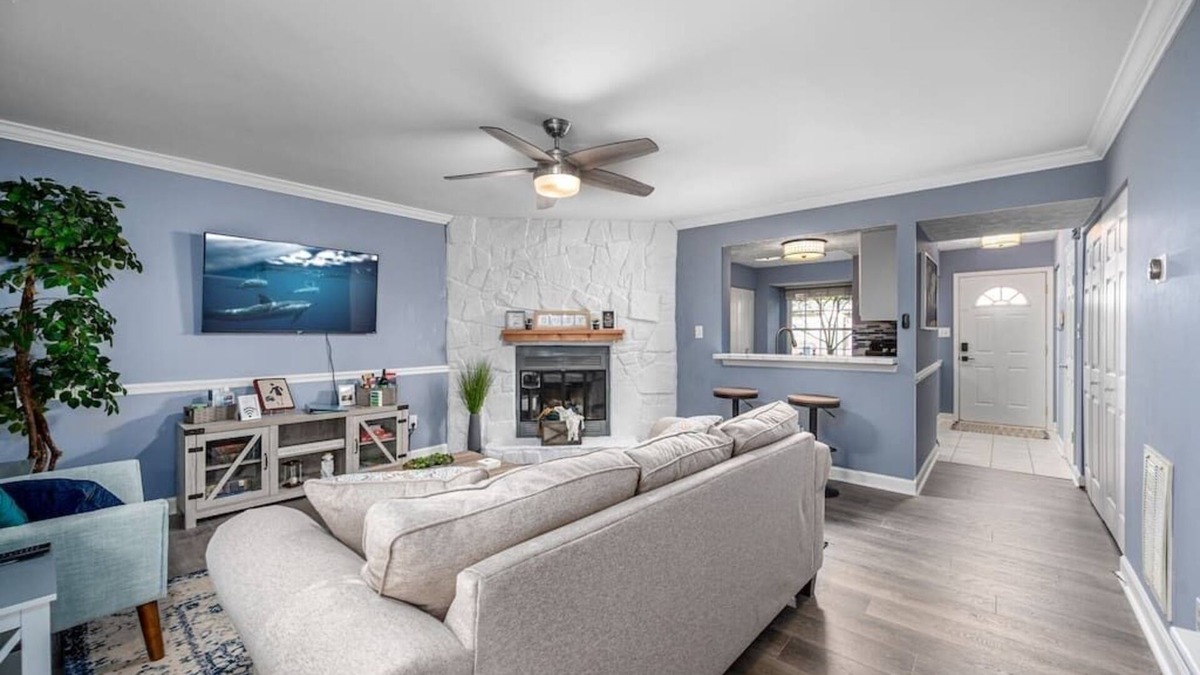 Taylor's Pond House | Cozy End Unit Townhouse 1 Mile from Downtown Cary