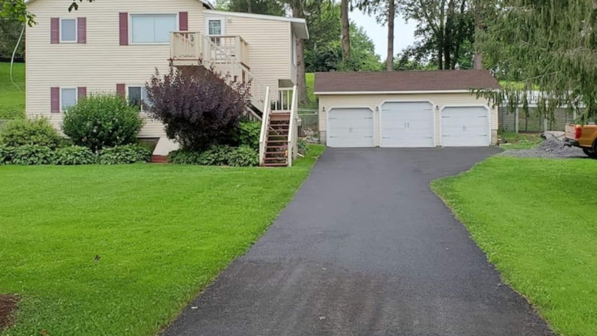 Syracuse Apartment | Cozy Entire2 bdrm Upper Apt Decks No extra Fees