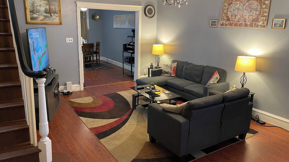 Upper Darby House | Cozy Event House - Bdays, Showers - Gather - Party- 4BR Home - Max 16 Guests