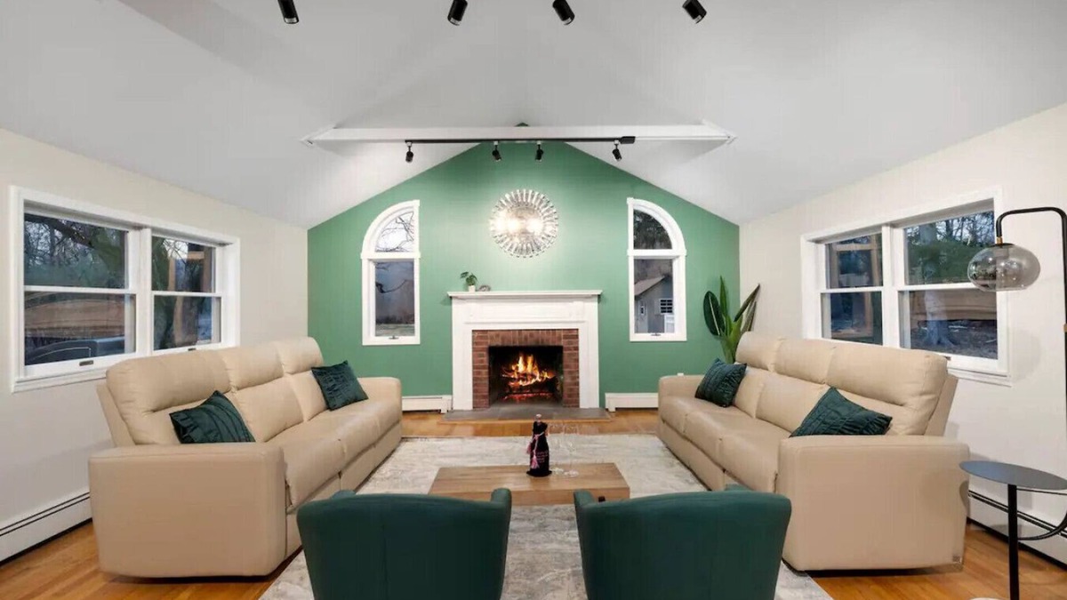 Town of Ramapo House | Cozy Fall Home with 4BR and Fireplace Near NYC