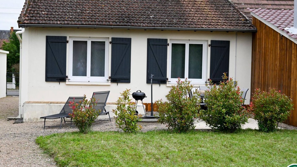 Villeneuve-sur-Allier Cottage | Cozy Family Home with Garden, Garage & Terrace near Moulins – Fully Equipped & Serene Retreat