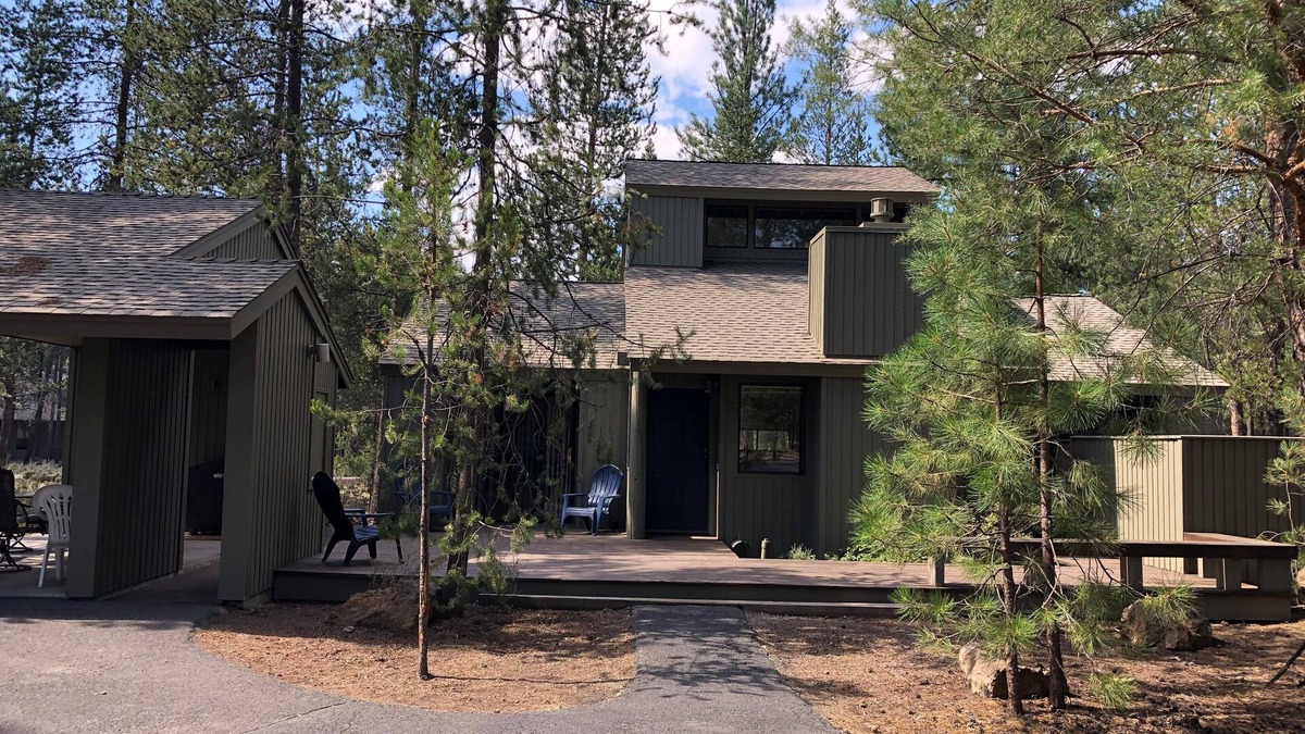 Sunriver House | Cozy Family Cabin with Hot Tub & Loft Space